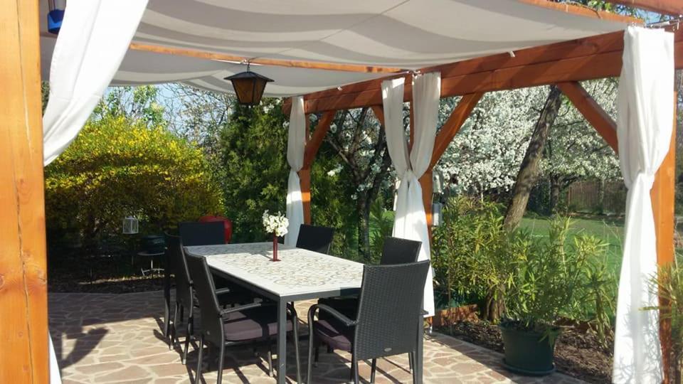 Fueloep Villa Apartmanhaz Balatonszepezd Exterior photo
