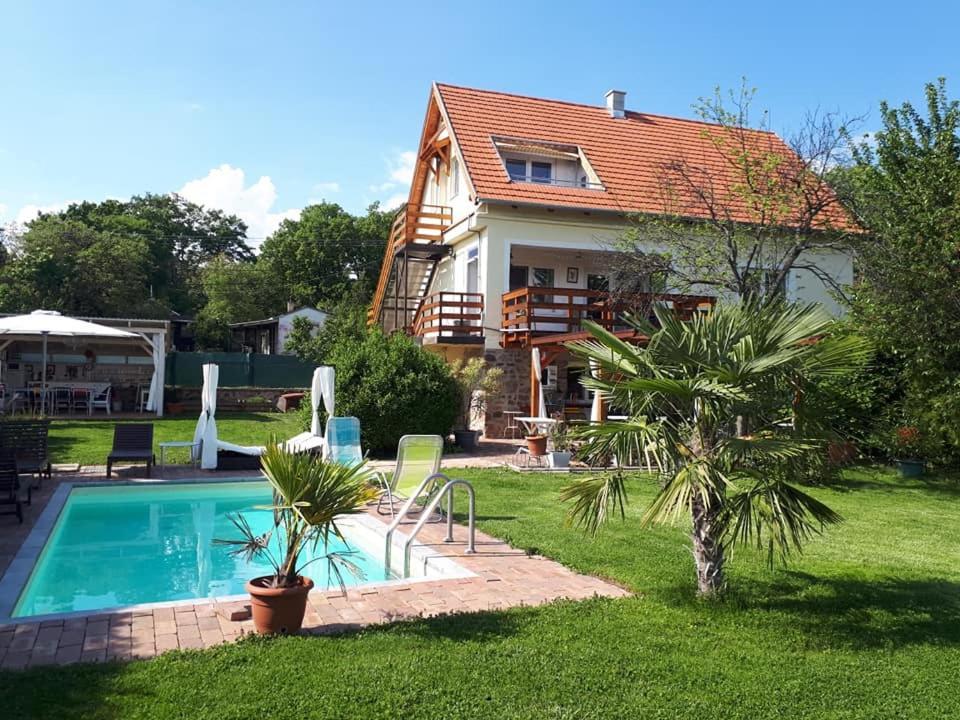 Fueloep Villa Apartmanhaz Balatonszepezd Exterior photo